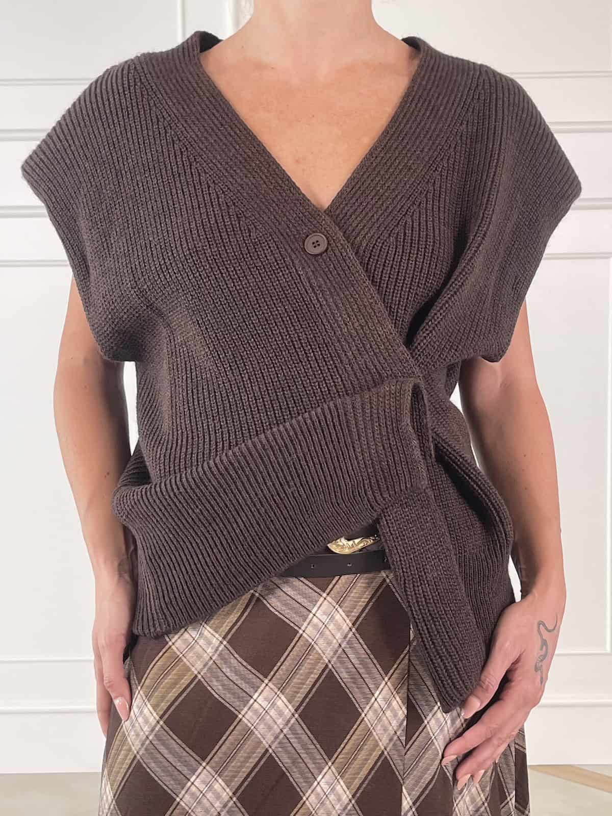 49583